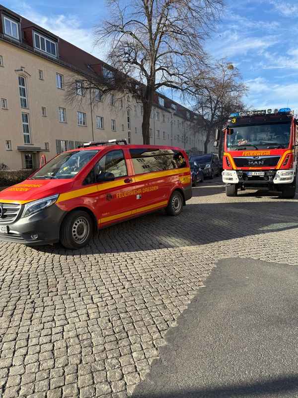 FW Dresden: Verkehrsunfall und Kellerbrand