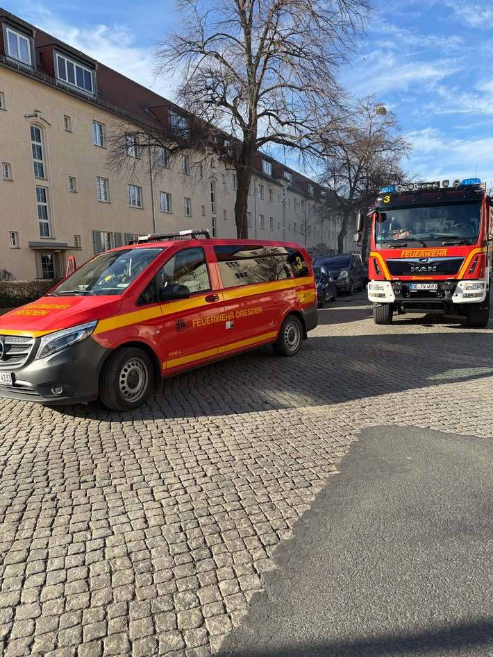 FW Dresden: Verkehrsunfall und Kellerbrand