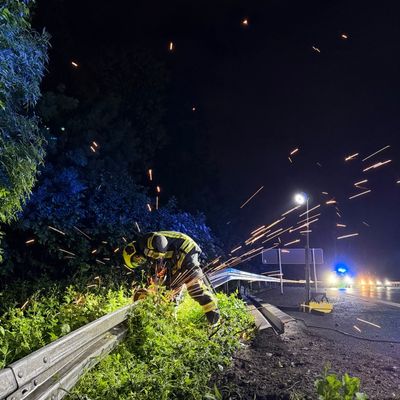 FW-NE: Verkehrsunfall auf der A57 | Ersthelfer betreuen Fahrerin vor Eintreffen der Feuerwehr