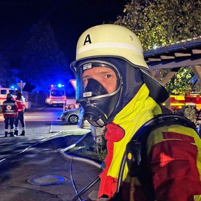 KFV Bodenseekreis: Küchenbrand in Altheim: Feuerwehr rettet Bewohner über Leiter