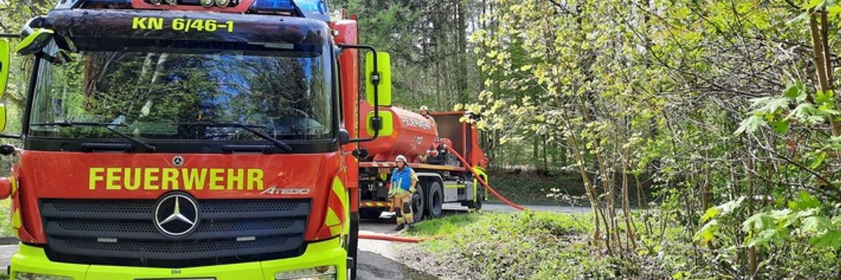 FW Konstanz: PKW Brand mit Brandausbreitung im Wald