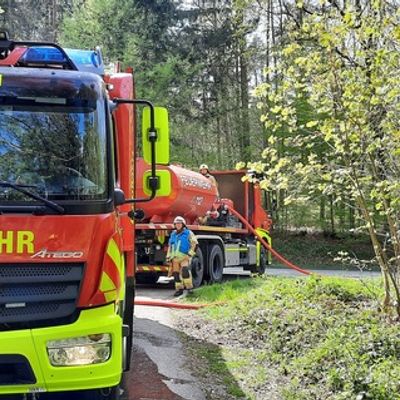 FW Konstanz: PKW Brand mit Brandausbreitung im Wald