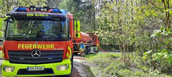 FW Konstanz: PKW Brand mit Brandausbreitung im Wald