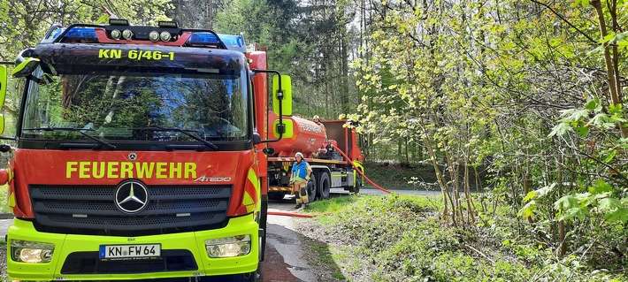 FW Konstanz: PKW Brand mit Brandausbreitung im Wald