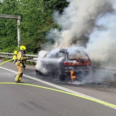 FW Ratingen: PKW-Brand auf der BAB 52