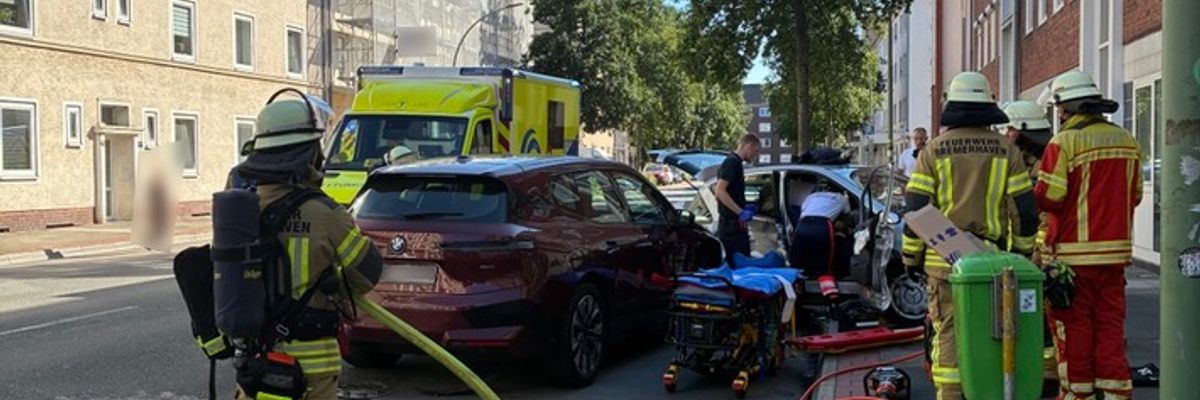 FW Bremerhaven: Feuerwehr Bremerhaven befreit eingeschlossene Person nach Verkehrsunfall