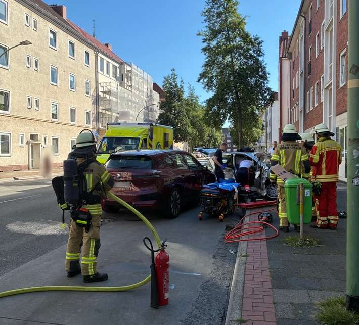 FW Bremerhaven: Feuerwehr Bremerhaven befreit eingeschlossene Person nach Verkehrsunfall
