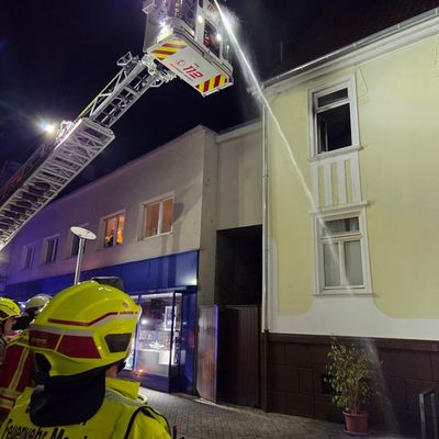 FW Menden: Brand in einem Mehrfamilienhaus in Menden - eine verletzte Person