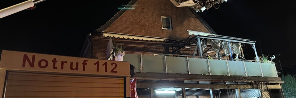 FW Tönisvorst: Brand einer Balkonüberdachung in Tönisvorst-St. Tönis - Schnelles Eingreifen der Feuerwehr verhindert Schlimmeres