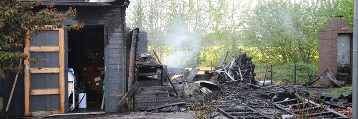 FW-SE: Brennendes Gartenhaus greift auf Wohngebäude über