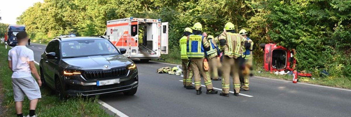 FW Pulheim: Stommeln - PKW landete im Straßengraben
