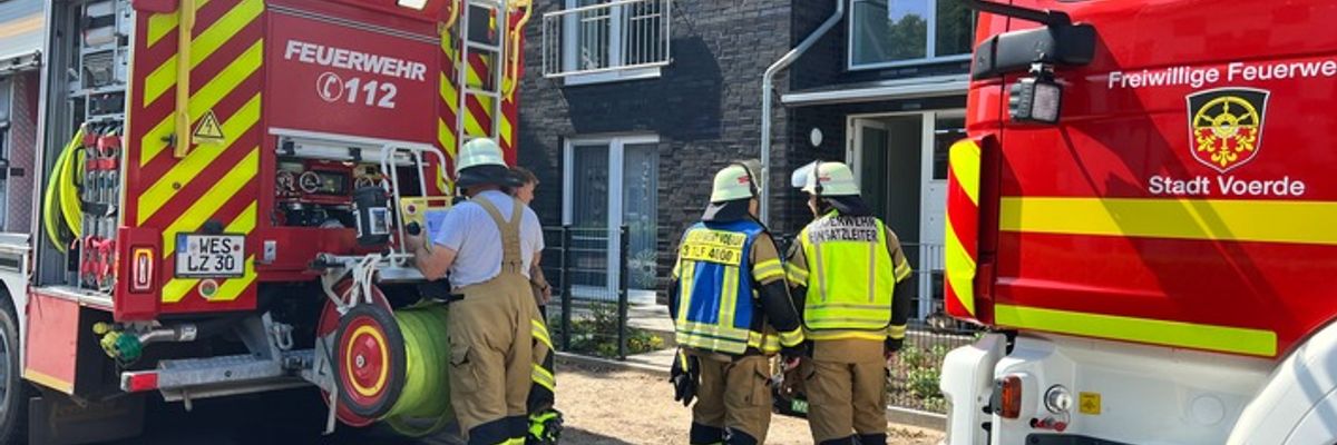 FW Voerde: Aufwändige Lüftungsmaßnahmen bei Brand in Voerde- Spellen
