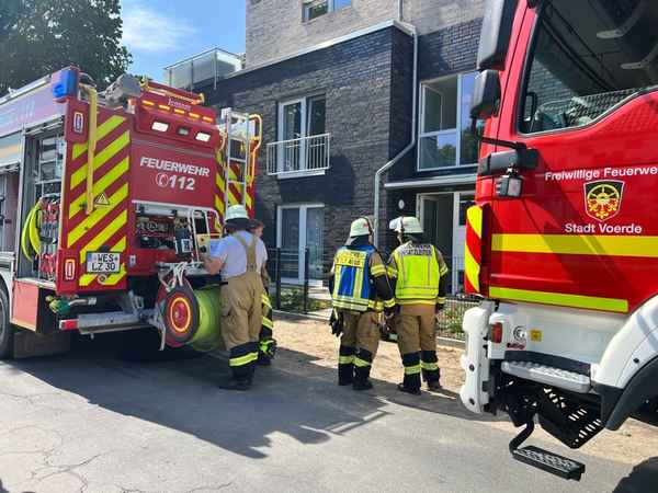 FW Voerde: Aufwändige Lüftungsmaßnahmen bei Brand in Voerde- Spellen