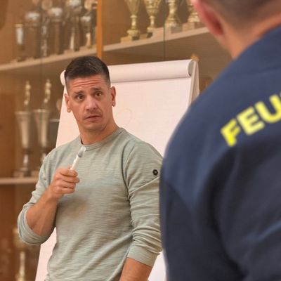 FW-OLL: Richtige Entscheidungen unter Zeitdruck treffen - Führungskräfte der Kreisfeuerwehr Oldenburg nehmen an Entscheidungstraining teil