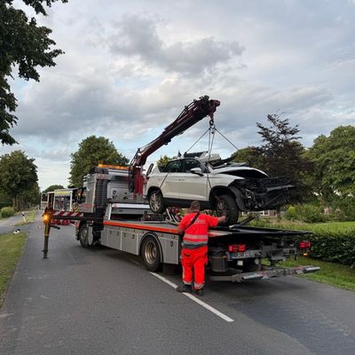 FW-AUR: Fahrerin nach Kollision mit Baum aus PKW geschnitten