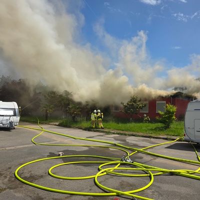 FW Grevenbroich: Feuerwehr Grevenbroich löscht Dachstuhlbrand in Kapellen