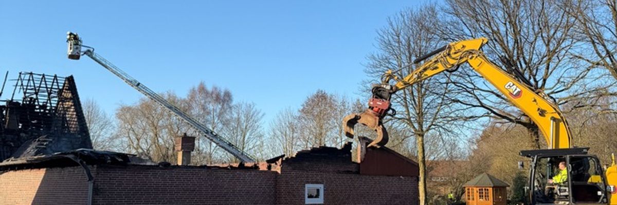 FW-ROW: Großbrand von Wohnhaus mit Schwimmbad - Einsatz dauert über fünf Stunden