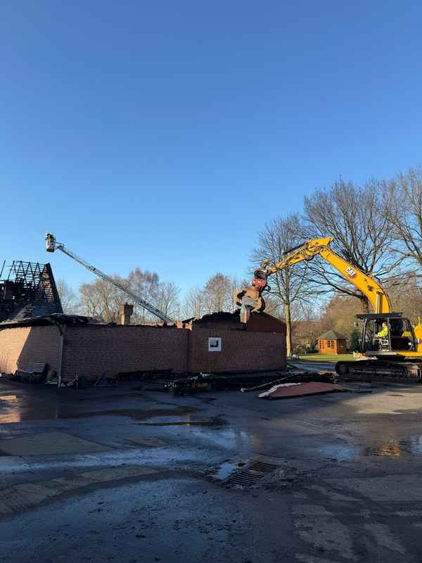 FW-ROW: Großbrand von Wohnhaus mit Schwimmbad - Einsatz dauert über fünf Stunden