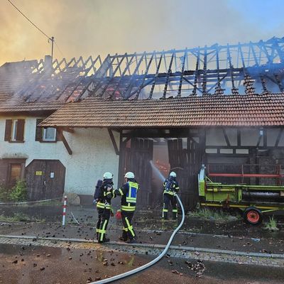 KFV-CW: Jugendliche setzen in Calw-Stammheim Gebäude in Brand / Eingelagertes Heu erschwert Löscharbeiten in Nachbarschaft von Schule und Kindergarten
