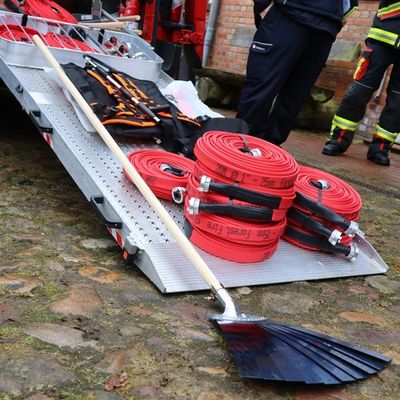 FW-SE: Schleswig-Holsteinische Landesforsten stärken Zusammenarbeit mit Feuerwehren im Segeberger Forst - Spezialausrüstung zur Waldbrandbekämpfung übergeben
