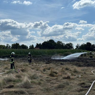 FW-AUR: Großflächigen Heubrand rasch im Griff