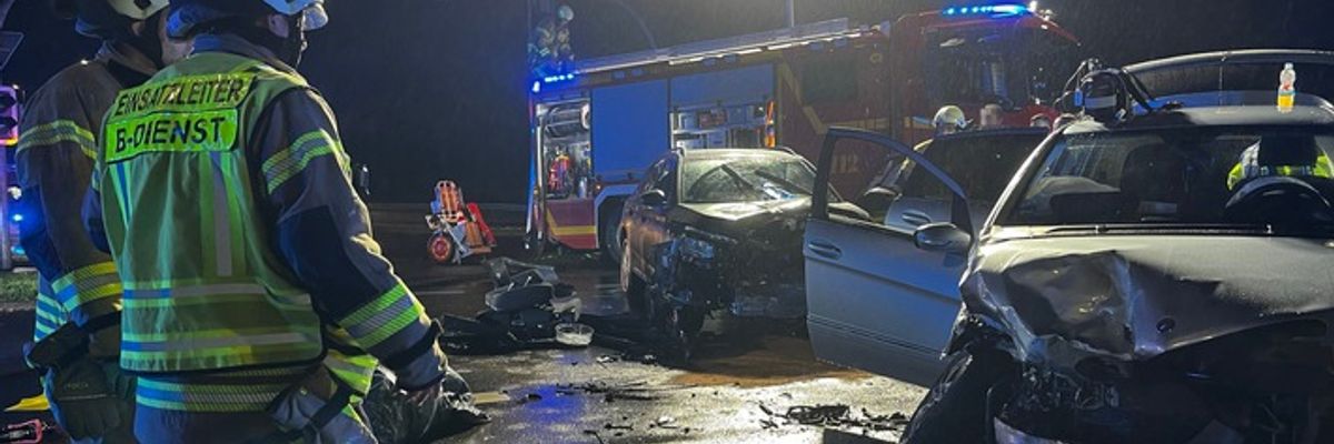 FF Bad Salzuflen: Drei Verletzte bei schwerem Verkehrsunfall auf Hauptkreuzung / Rudolph-Brandes-Allee für rund eine Stunde am Mittwochabend gesperrt
