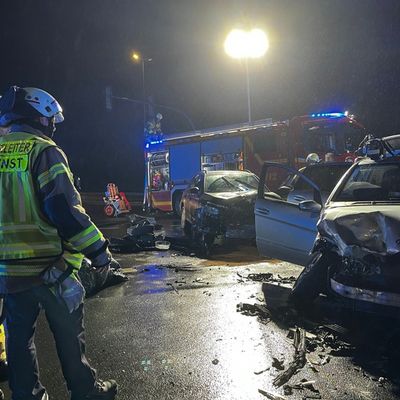 FF Bad Salzuflen: Drei Verletzte bei schwerem Verkehrsunfall auf Hauptkreuzung / Rudolph-Brandes-Allee für rund eine Stunde am Mittwochabend gesperrt