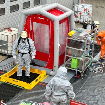 FW-OLL: Austritt von Salzsäure in Industriebetrieb - Feuerwehr unterbindet Gefahrensituation in