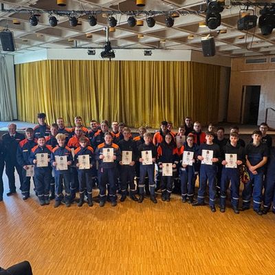 FW Beverungen: 130 Jahre Jugendarbeit der Feuerwehr Beverungen: Dreifach-Jubiläum mit Leistungsabnahme am Schulzentrum