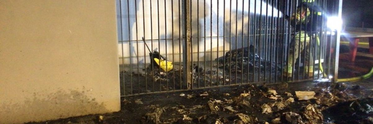 FW Paderborn: Gemeldeter Dachstuhlbrand entpuppt sich als Mülltonnenbrand am Reismann-Gymnasium