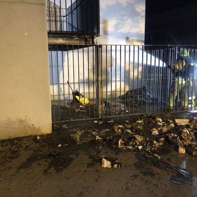 FW Paderborn: Gemeldeter Dachstuhlbrand entpuppt sich als Mülltonnenbrand am Reismann-Gymnasium