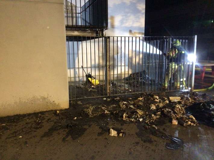 FW Paderborn: Gemeldeter Dachstuhlbrand entpuppt sich als Mülltonnenbrand am Reismann-Gymnasium