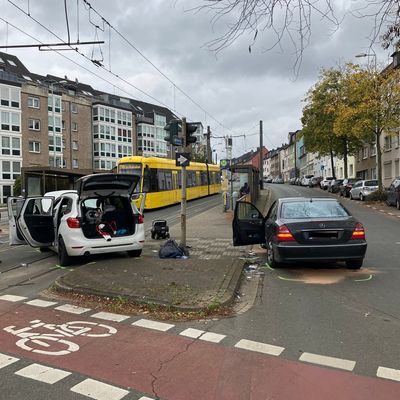 FW-MH: Verkehrsunfall Aktienstraße/ Mellinghofer Straße - drei verletzte Personen