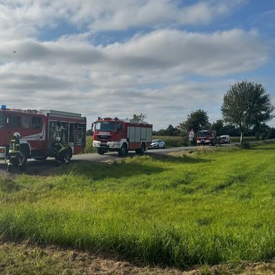 FW-AUR: Verkehrsunfall zwischen Auto und Pritschenwagen