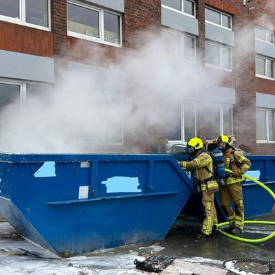 FW Ratingen: Ratingen - gemeldeter Containerbrand an Gebäude