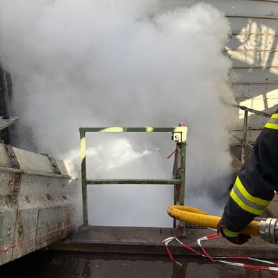 FW Horn-Bad Meinberg: Brand in Förderanlage eines holzverarbeitenden Betrieb am Ostermontag - aufwendige Löschmaßnahmen dauern 5 Stunden