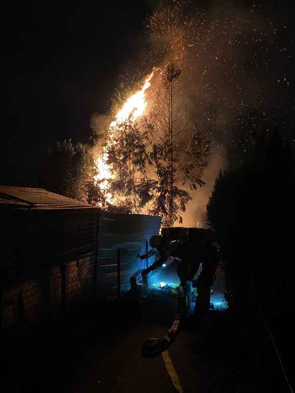 FW Lehrte: Feuer in Kleingartenkolonie
