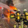 FW-E: Linienbus brennt vollständig aus - Flammen drohten auf Wohnhaus überzugreifen