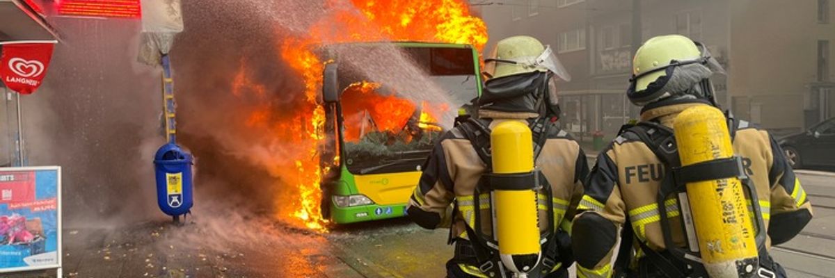 FW-E: Linienbus brennt vollständig aus - Flammen drohten auf Wohnhaus überzugreifen