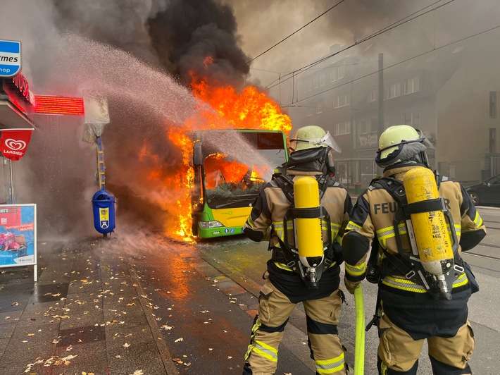 FW-E: Linienbus brennt vollständig aus - Flammen drohten auf Wohnhaus überzugreifen