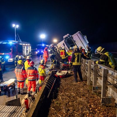 FW Porta Westfalica: 16.12.2025 - BAB2: Schwerer LKW-Unfall / 1 lebensgefährlich verletzte Person