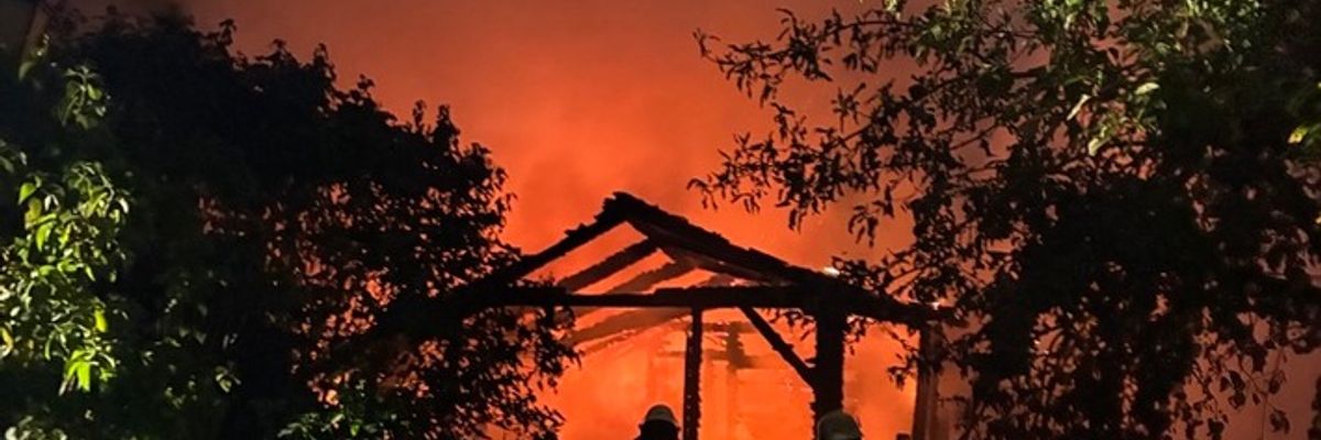 FW Bremerhaven: Gartenlaube in Vollbrand