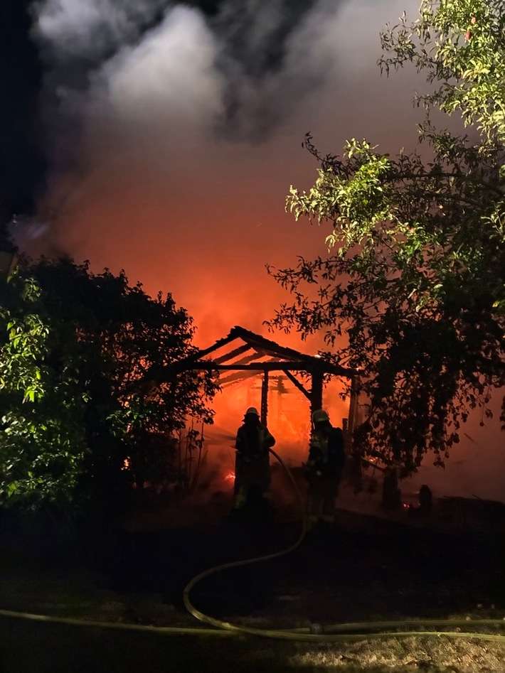 FW Bremerhaven: Gartenlaube in Vollbrand