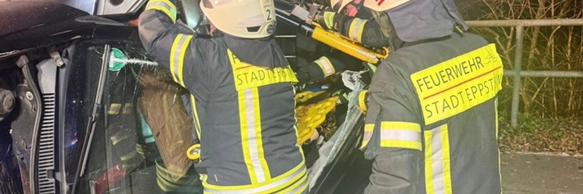 Feuerwehr MTK: Feuerwehr befreit Frau nach Alleinunfall auf der L3011 (FOTO)
