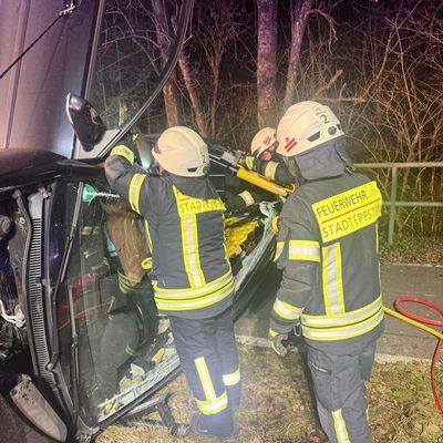 Feuerwehr MTK: Feuerwehr befreit Frau nach Alleinunfall auf der L3011 (FOTO)