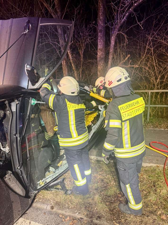 Feuerwehr MTK: Feuerwehr befreit Frau nach Alleinunfall auf der L3011 (FOTO)
