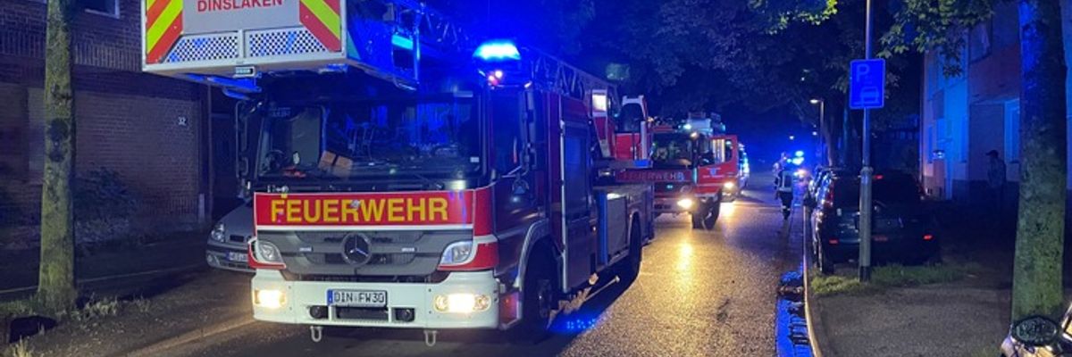 FW Dinslaken: Zimmerbrand mit mehreren Personen in Gefahr.
