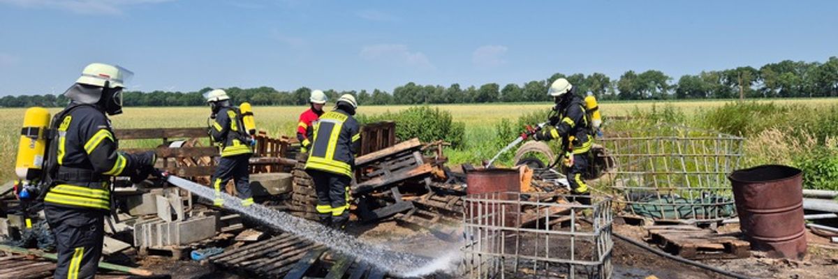 FFW Schiffdorf: Feuer auf landwirtschaftlichen Betrieb - Ausbreitung kann verhindert werden
