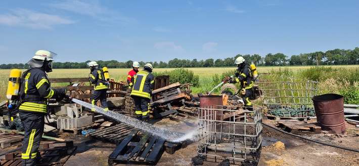 FFW Schiffdorf: Feuer auf landwirtschaftlichen Betrieb - Ausbreitung kann verhindert werden