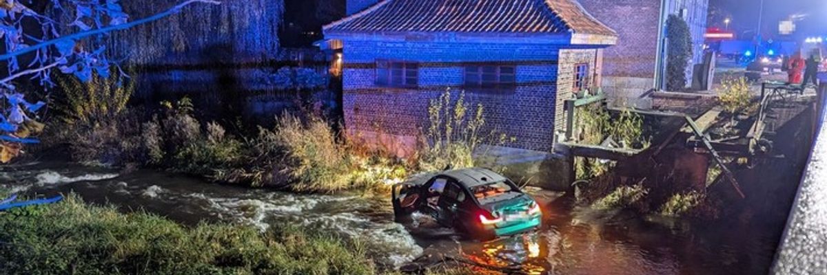 FW-ROW: Nächtlicher Unfall in Rotenburg: PKW landet in der Wiedau